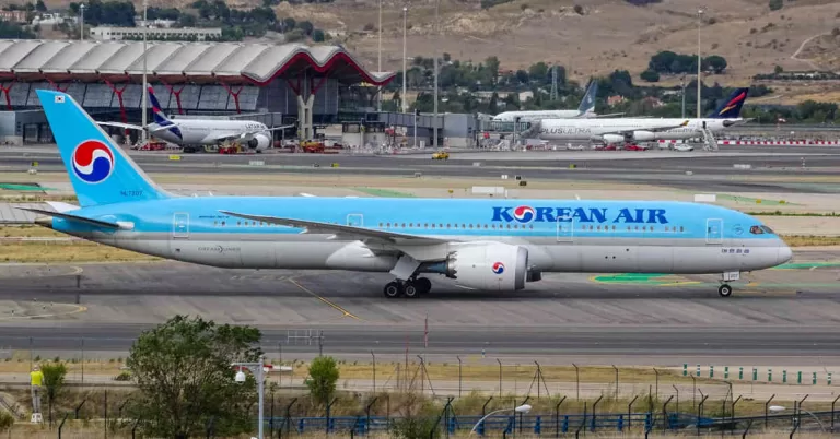 Korean AIr plane on tarmac
