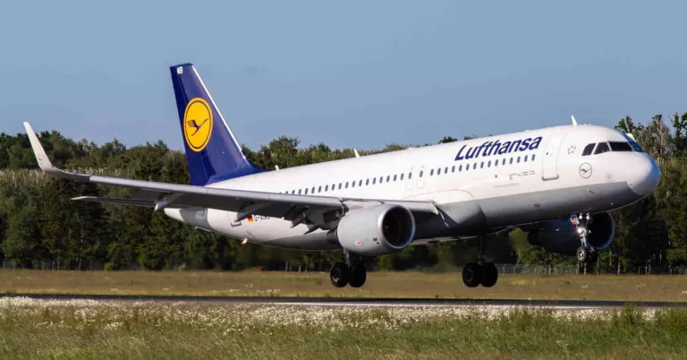 Lufthansa final approach at Hamburg Airport